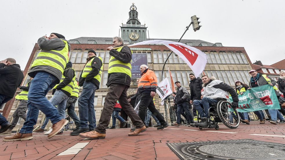 Vom Bahnhof zog die Menschenschar in die Innenstadt - unter anderem vorbei am alten Rathaus. Fotos: Ortgies