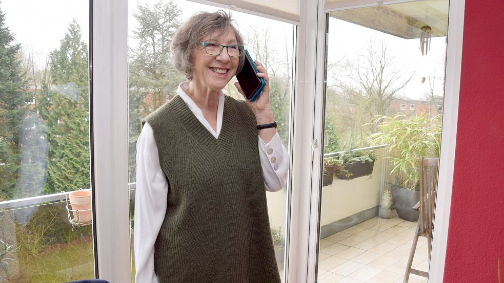 Ingrid Haß (73) aus Schleswig-Holstein freut sich, dass sie ihr verlorenes Geld von der Postbank zurückerhält. Einen Teil der Summe will sie an eine soziale Einrichtung spenden. Foto: Horst Becker