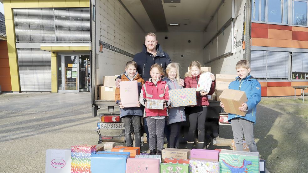Michael Kröger holte die Spenden bei der Grundschule ab. Foto: Passmann