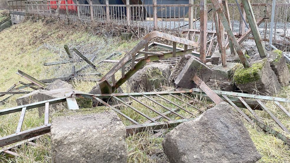 Auch auf dem Bahndamm vor der Friesenbrücke in Weener laufen die Vorbereitungen für den Neubau. Foto: Hanken