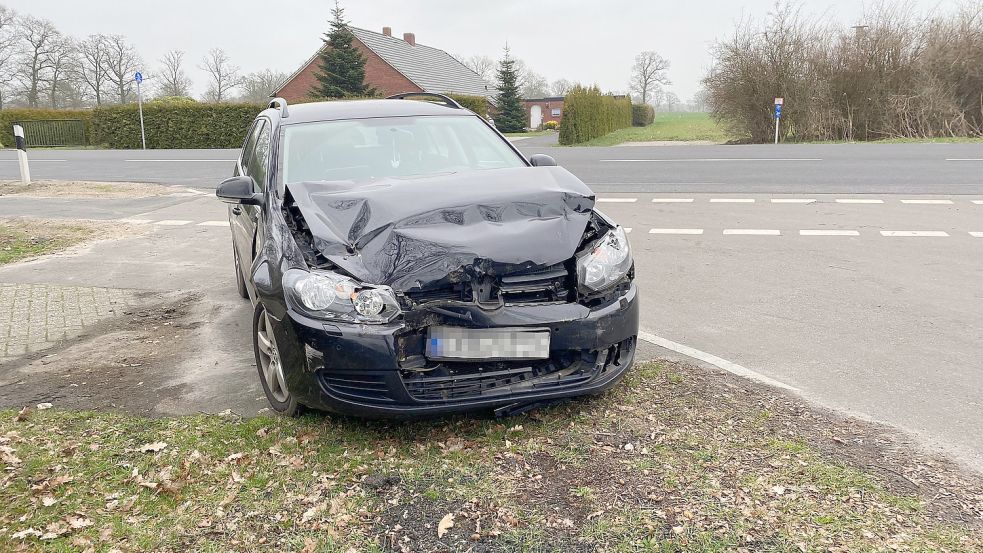 Die Autofahrerin übersah, dass der Lastwagen abbremst und fuhr auf diesen auf. Foto: Hagewiesche