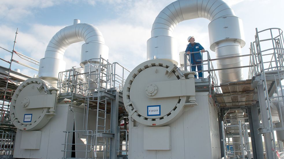 Ein Mitarbeiter schaut auf die Filteranlage am Erdgas-Kavernenspeicher Jemgum. Foto: Astora