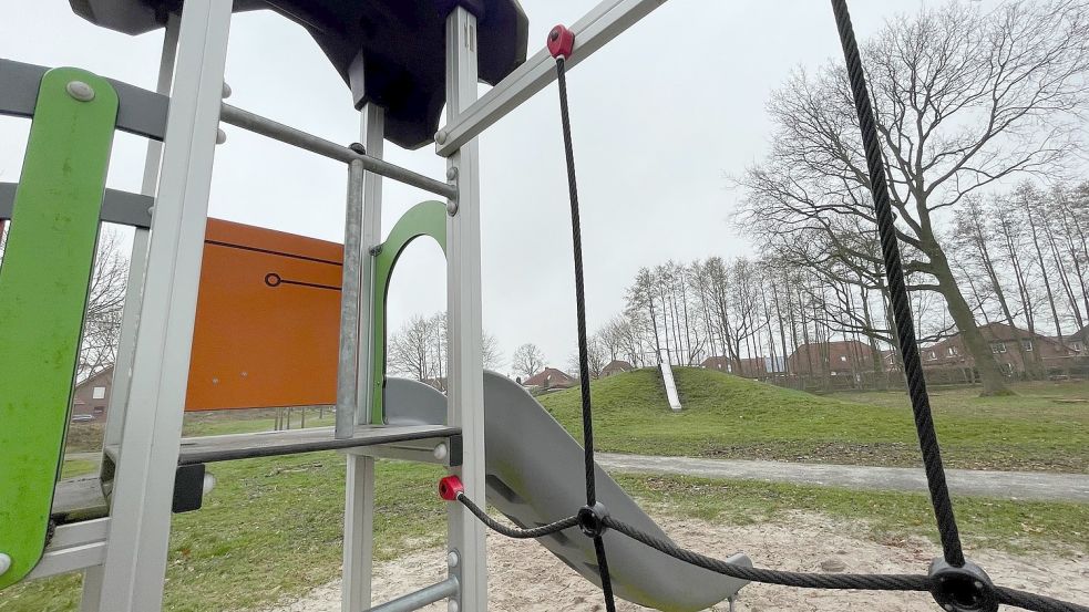 Bis jetzt steht für die Kleineren Kinder nur ein Kletterturm im Sand. Das soll sich bald ändern. Foto: Janßen