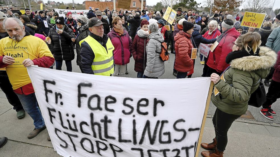 Die Stimmung kippt: Vor der Malzfabrik Grevesmühlen protestieren Teilnehmer einer Demonstration während einer Sitzung des Kreistages Nordwestmecklenburg gegen die geplante Flüchtlingsunterkunft in Upahl. Foto: Thomas Häntzschel