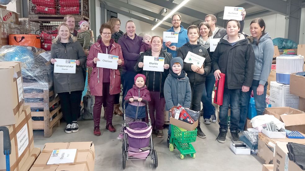 Die Mitglieder von Hilfsanker Ostfriesland bringen zurzeit gemeinsam ihre dritte Hilfslieferung für die Ukraine auf den Weg. Fotos: Scherzer