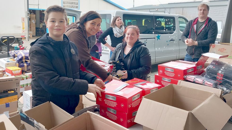 100 Kartons mit Thermosocken, Thermounterwäsche, Wärmepads, Einlegesohlen, Fußpulver gegen nasse Füße und Müsliriegel sind für die Soldaten an der Front.