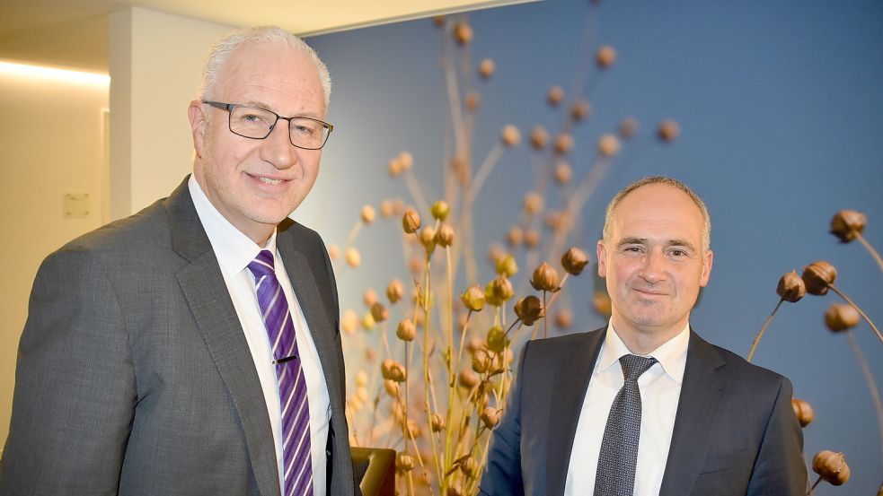 Die beiden Vorstandsmitglieder Christoph Hoek (links) und Matthias Beekmann von der Raiffeisenbank Flachsmeer freuen sich über die erfolgreiche Entwicklung der Bank im vergangenen Geschäftsjahr. Foto: Ammermann