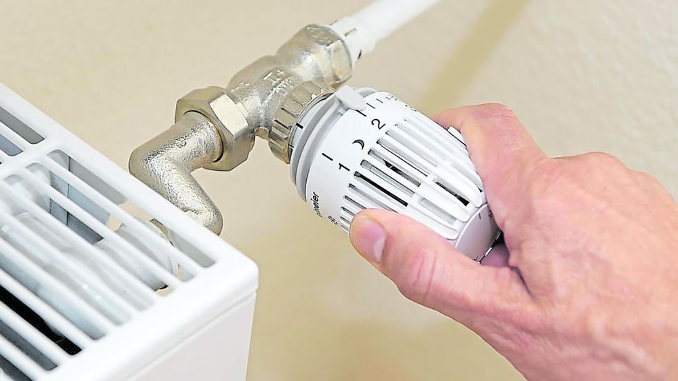 Ein Thermostat einer Heizung wird für sparsamen Energieverbrauch auf Wärmeleistung Stufe 2 eingestellt. Foto: IMAGO/imagebroker