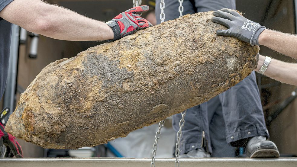 Eine Bombe aus dem Zweiten Weltkrieg: Überall in Deutschland können solche Blindgänger lauern. Auch in Nord- und Ostsee liegt Munition. Die Behörden erweitern Lagerflächen für entsprechende Kampfmittel. Foto: dpa/ Fabian Sommer