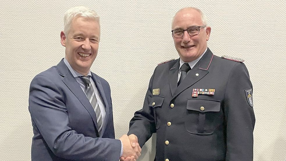 Landrat Matthias Groote (links) gratulierte Ralf Heykants zur Wahl. Foto: Feuerwehr/Janßen