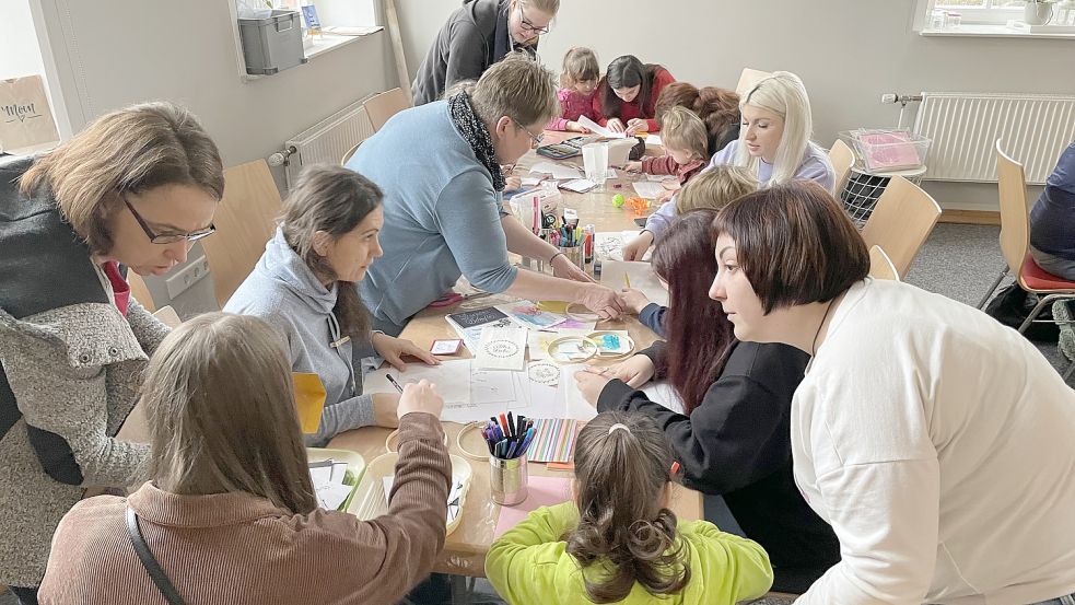 Eine kleine Ablenkung vom Alltag gibt es beispielsweise beim gemeinsamen Basteln. Foto: Privat