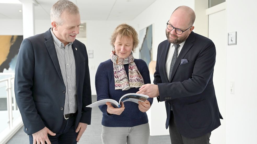 Blättern im Jahrespressebericht: Pressesprecher Frank Beumker, Dr. Lydia Kocar vom Referat Strategie und Innovation sowie Landrat Johann Wimberg (von links). Foto: Hermes