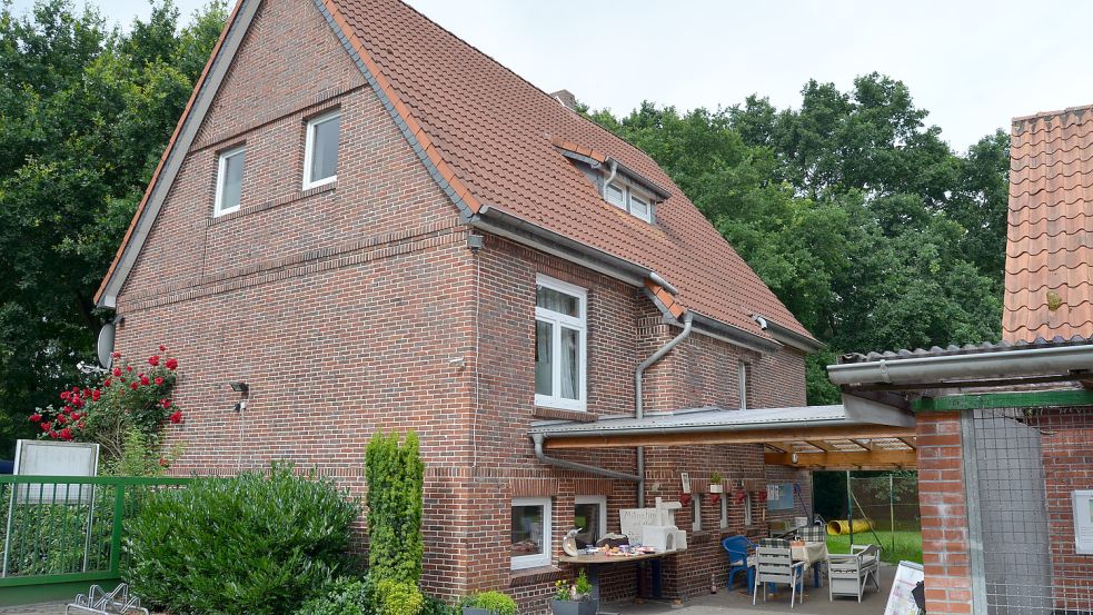 Das alte Wohnhaus, das zu dem ehemaligen landwirtschaftlichen Anwesen an der Friesoyther Straße gehört, soll beim Neubau des Tierheims erhalten bleiben. Im Obergeschoss befindet sich die Hausmeisterwohnung. Die neuen Hunde- und Katzenhäuser sollen jeweils L-förmig um den Gebäudebestand herumgebaut werden. Foto: Fertig