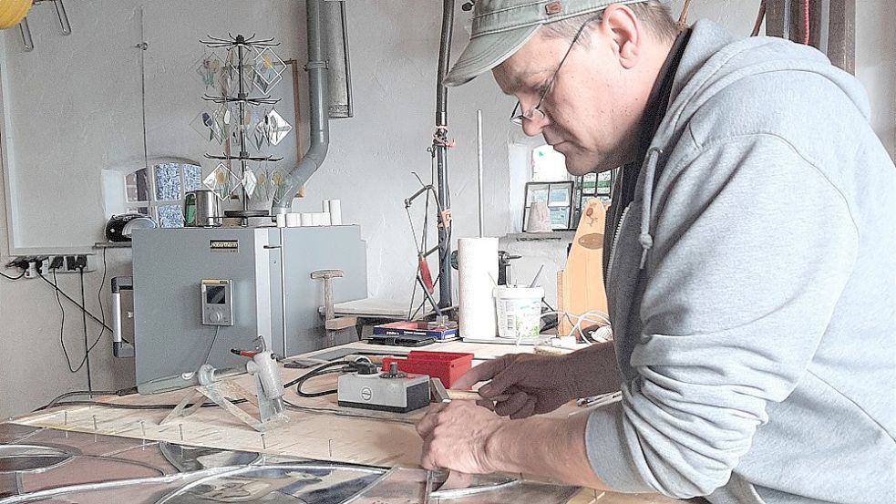 Markus Timme in seiner Werkstatt beim Zusammensetzen eines Fensters. Foto: Privat