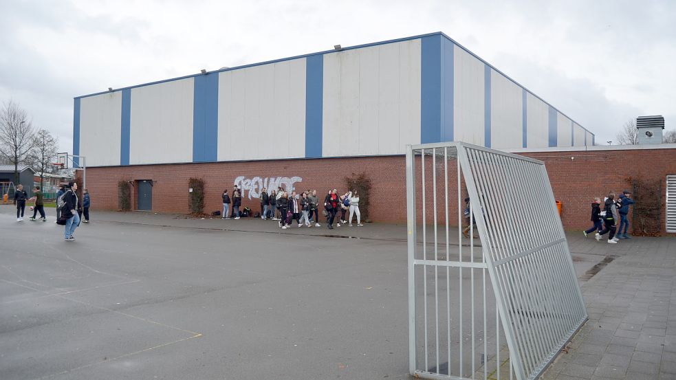 Die Dreifeldsporthalle beim Schulzentrum in Ramsloh hat ein undichtes Dach. Das Problem ist seit Jahren bekannt. Jetzt hat die Gemeinde Saterland verfügt, dass die Halle bei Regenwetter nicht mehr genutzt werden darf, damit kein Sportler zu Schaden kommt und die Gemeinde dafür haftbar gemacht wird. Foto: Fertig