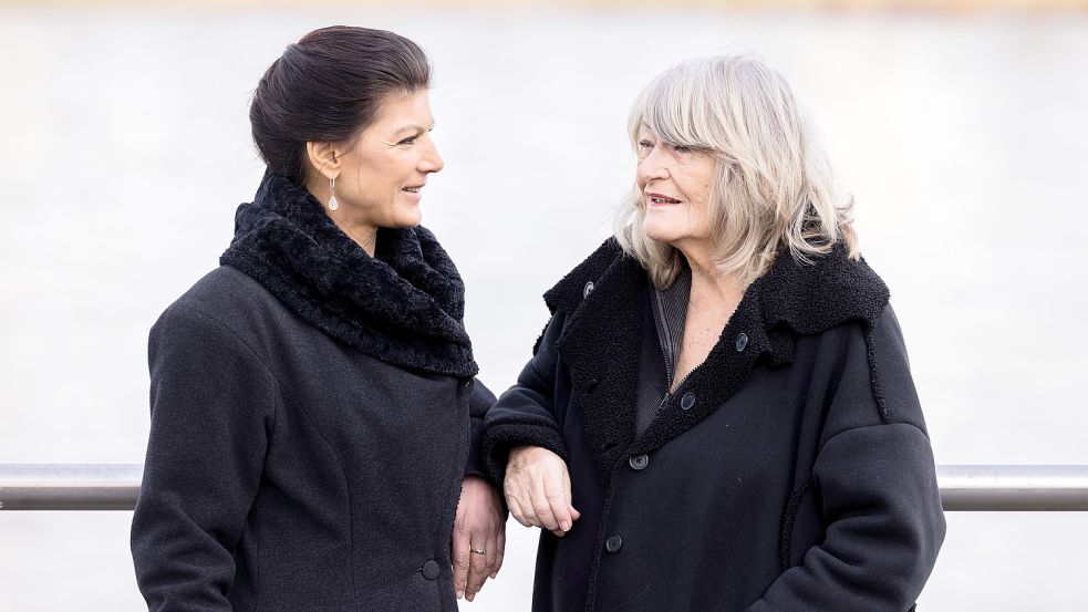 Seltene Eintracht: Alice Schwarzer und Sahra Wagenknecht rufen zum „Aufstand für Frieden“ auf. Foto: Rolf Vennenbernd