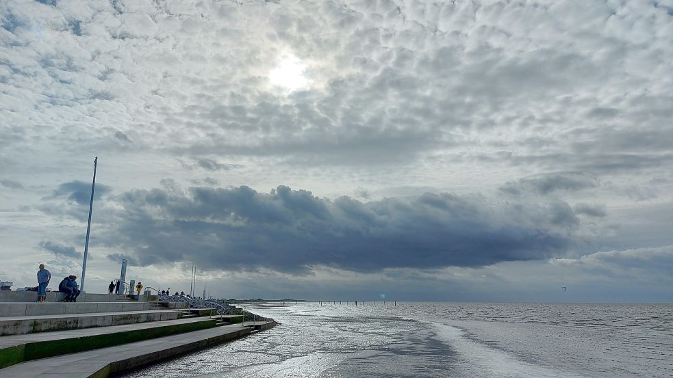 So schön düster wie hier am Strand von Norddeich kann Schietwetter aussehen. Auch ein Grund für den Erfolg der zahlreichen Küstenkrimis? Foto: Frank Jürgens. Foto: Frank Jürgens