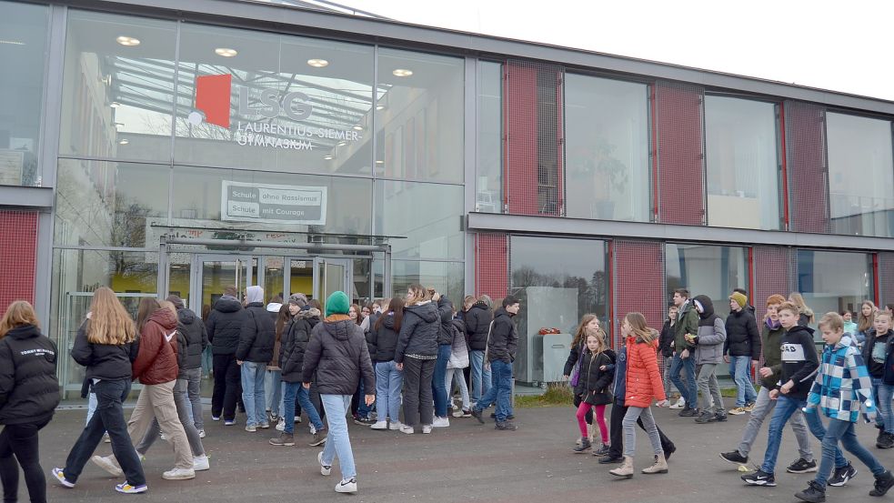 Das Laurentius-Siemer-Gymnasium in Ramsloh ist eine öffentliche Schule in Trägerschaft des Landkreises Cloppenburg. Sie wird von rund 400 Jugendlichen der Jahrgänge 5 bis 10 besucht. Die Schulleitung setzte sich mit der Frage auseinander, ob und warum der Namensträger ein katholischer Pater ist und ob Laurentius Siemer auch nach Veröffentlichung der Missbrauchsstudie des Bistums Münster Namensgeber der Schule bleiben kann.