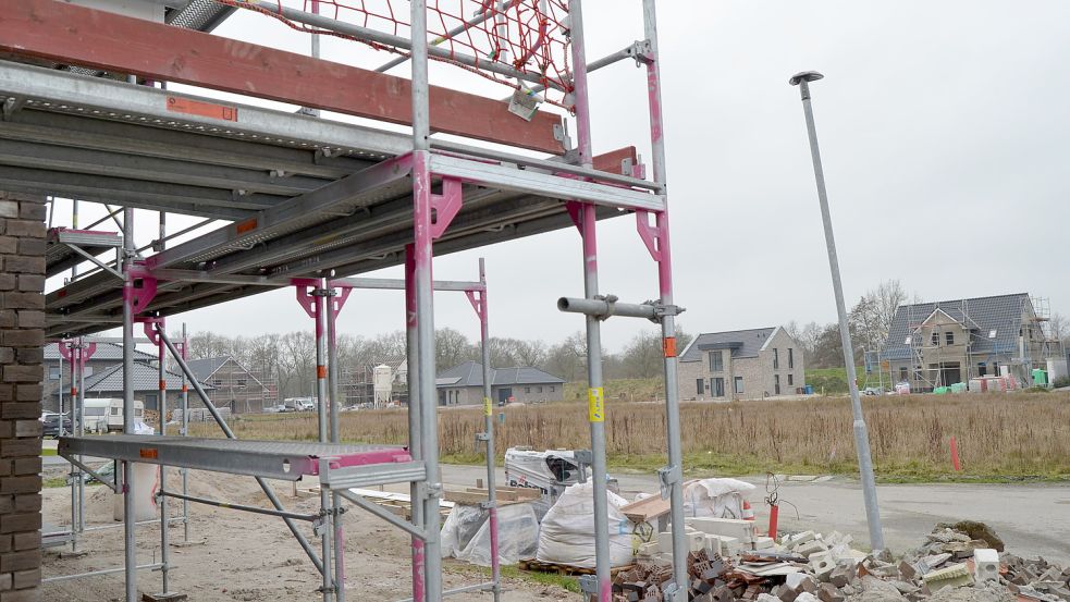 Im Neubaugebiet „Nördlich des Utender Kanals III“ in Strücklingen wird an der Straße Loange Fäilde fleißig gebaut. Das Saterland gehört, was die Bodenrichtwerte angeht, zu den preiswertesten Gebieten im gesamten Kreis Cloppenburg. Das gilt allerdings nicht für jede Lage gleichermaßen. Foto: Fertig