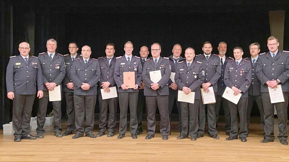 Zum Gruppenbild mit dem künftigen neuen Kreisbrandmeister Ralf Heykants (von links) stellten sich die geehrten Feuerwehrmänner Wilhelm Müntinga-Busemann, Christian Busch, Marko Schmidt, Dennis Boekhoff, Christian Cordes, Jens Winkelmann, Hermann-Dieter Striek, Peter-Andree Willms, Ralf Zschoche, Aike Brinkmann, Andreas Harms, Jörg Buss, Markus Münniks und Rene Funk auf. Foto: Feuerwehr/Janßen