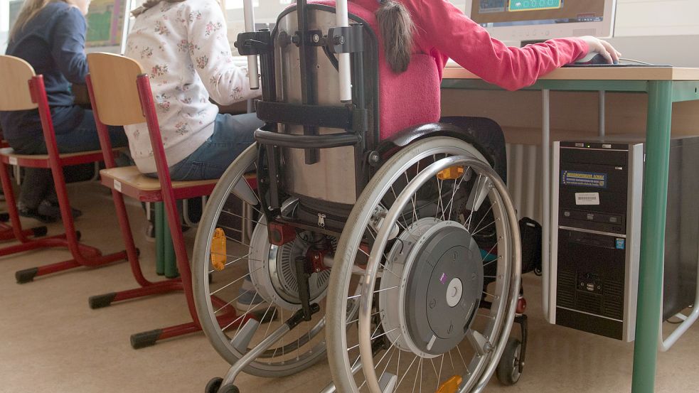 Schüler im Rollstuhl brauchen bauliche Voraussetzungen, um in gewöhnlichen Schulen unterrichtet zu werden – Kinder mit Förderbedarf brauchen hingegen Sonderpädagogen als Lehrer und an denen fehlt es in Ostfriesland. Symbolfoto: Kahnert/dpa
