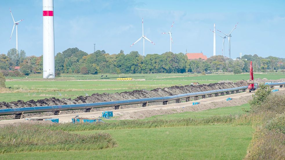 Arbeiten im friesischen Schortens im Oktober vergangenen Jahres: Rohre für die Wilhelmshavener Anbindungsleitung (WAL) werden verlegt. Die Bauarbeiten für eine weitere unterirdische Anbindungspipeline an das LNG-Terminal in Wilhelmshaven sollen nach Angaben des Oldenburger Energieversorgers EWE im März beginnen. Foto: Schuldt/dpa