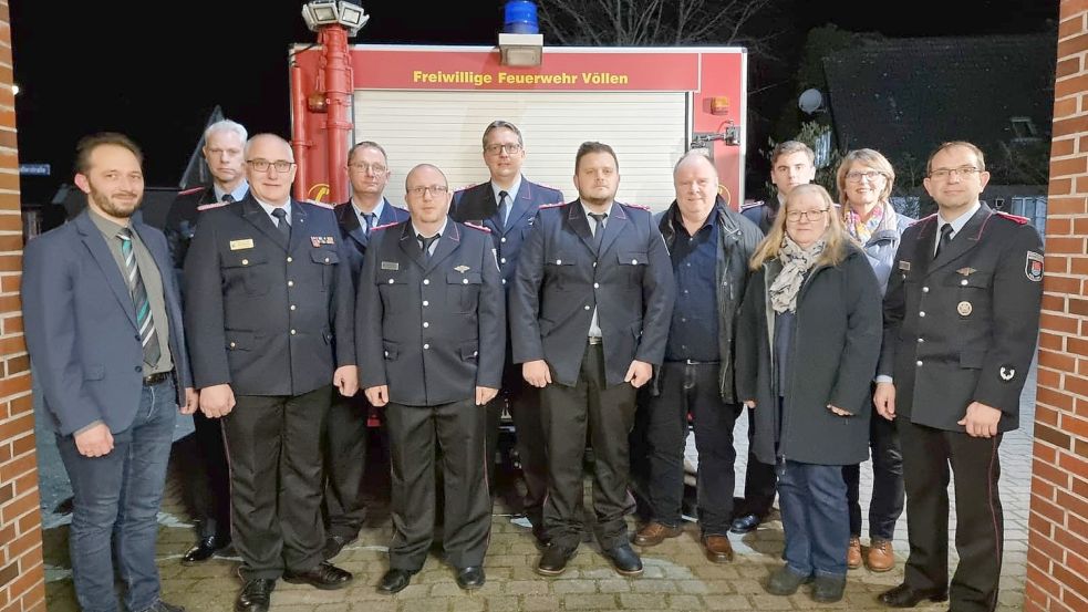 Vertreter der Feuerwehren und Gäste stellten sich nach der Jahreshauptversammlung der Feuerwehr Völlen zu einem Gruppenbild auf. Foto: Feuerwehr