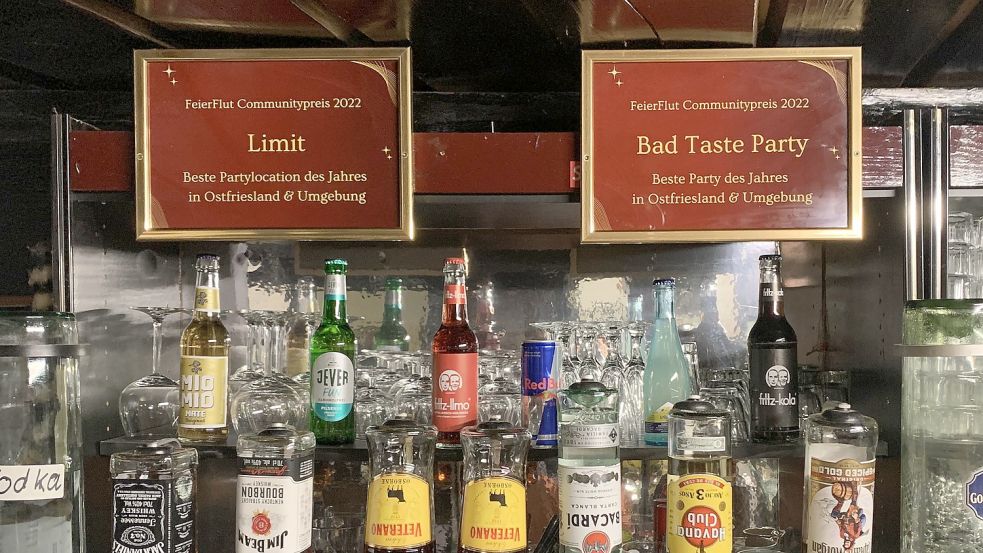 Die beiden Auszeichnungen hängen im Limit über der Bar. Foto: Limit