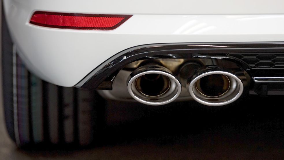 Wie lange noch? Ein Auto mit Verbrennungsmotor steht am Ende einer Produktionslinie. Foto: Schmidt/dpa