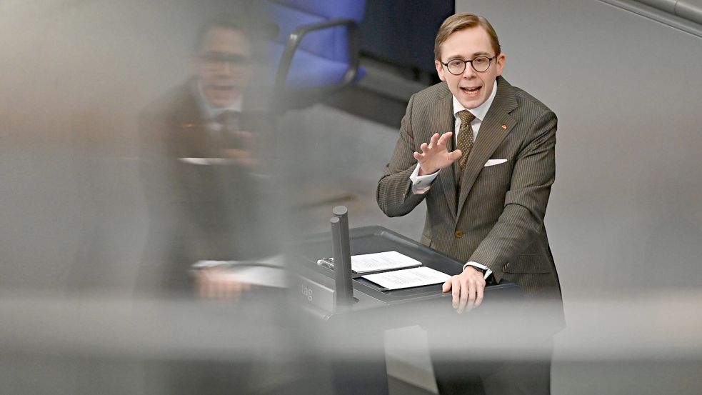 CDU-Politiker Philipp Amthor fordert Manuela Schwesig zur Stellungnahme im Fall der Klimastiftung MV auf. Foto: Philipp Znidar