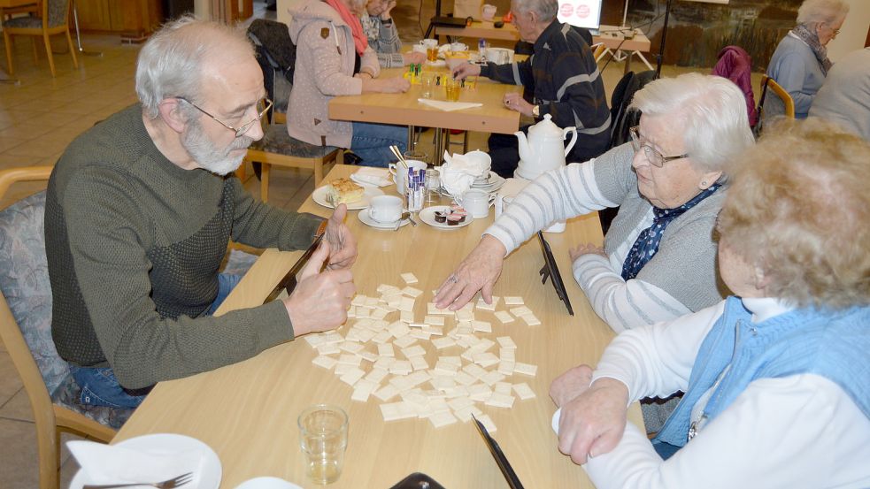 Bei Gesellschaftsspielen wie „Mensch ärgere dich nicht“, Mau Mau, Skat oder Rummikup kam auch die Unterhaltung unter den Teilnehmern und Teilnehmerinnen nicht zu kurz. Fotos: Weers