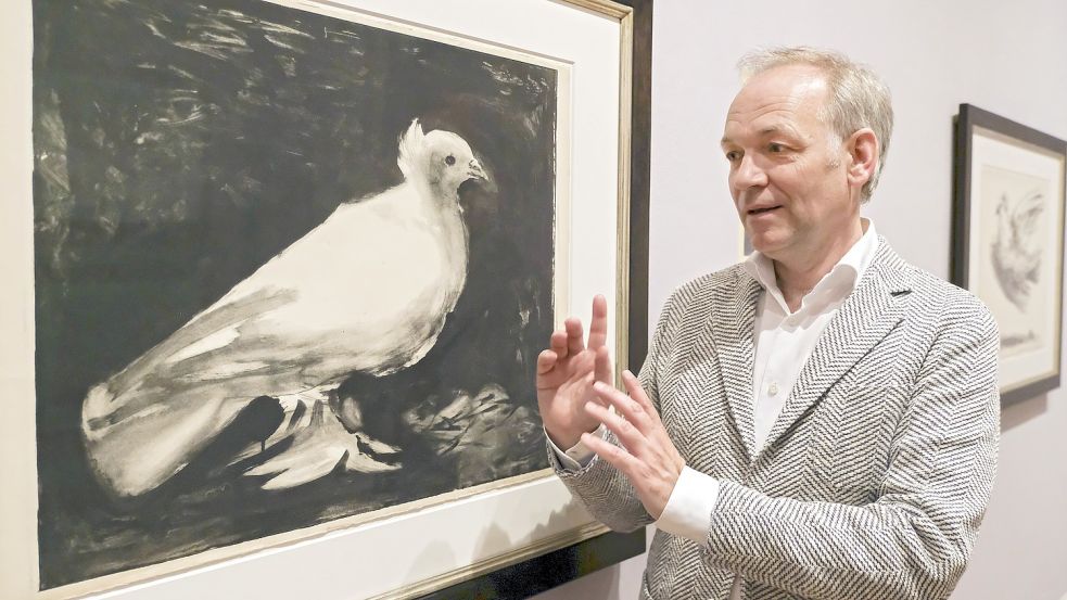 Markus Müller präsentiert eine von Pablo Picassos Friedenstauben. Foto: imago stock&people