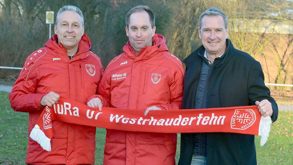 Die Fußball-Abteilungsleiter Matthias Schulte (links) und Frank Bohlmann (rechts) präsentierten den neuen Trainer Michael Zuidema, der in dieser Saison ohne Posten war. Davor coachte er viele Jahre Germania Leer. Foto: Damm