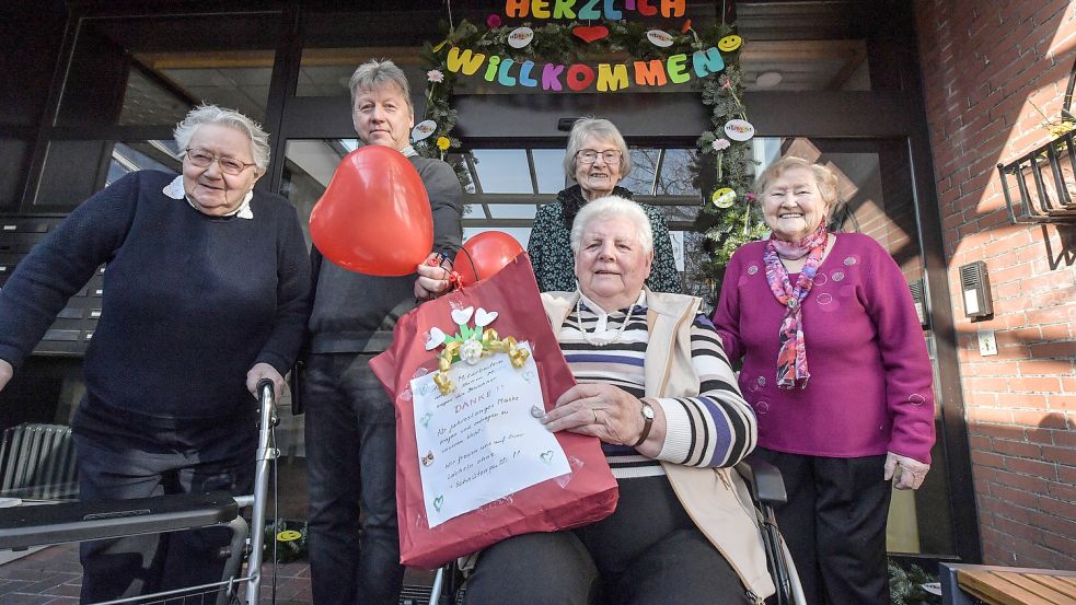 Elfriede Kloster, Heimleiter Andreas Cramer, Gerda Vry, Hindertje Markus und Maria Petrat sind froh, dass sie lächelnden Gesichter der Mitarbeiter wieder sehen können. Die müssen bei der Arbeit keine Masken mehr tragen. Foto: Ortgies