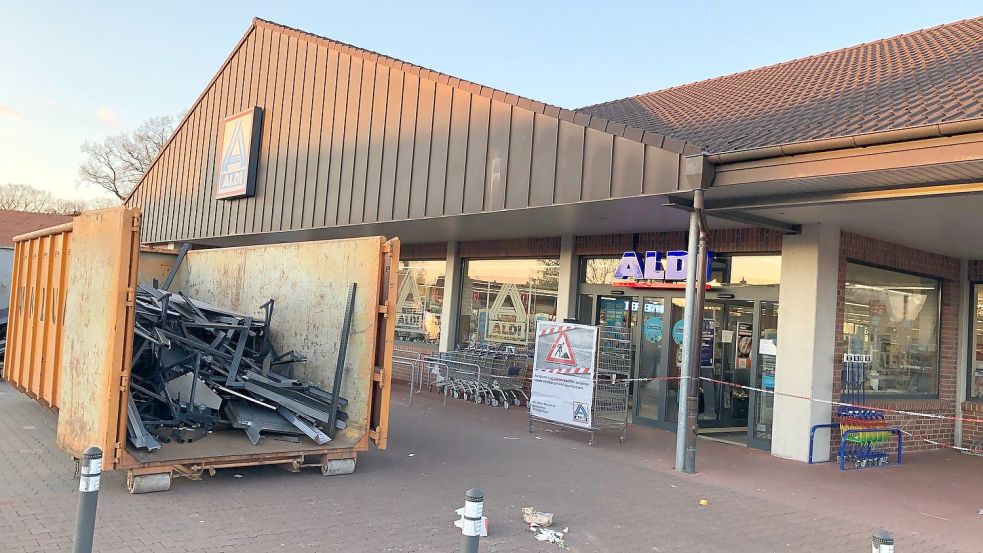 Der Aldi-Markt in Ihrhove ist an diesem Mittwoch noch geschlossen. Vor dem Eingang steht noch ein großer Abfallcontainer. Die Filiale soll nach dem Umbau am Donnerstag wieder eröffnet werden. Foto: Ammermann