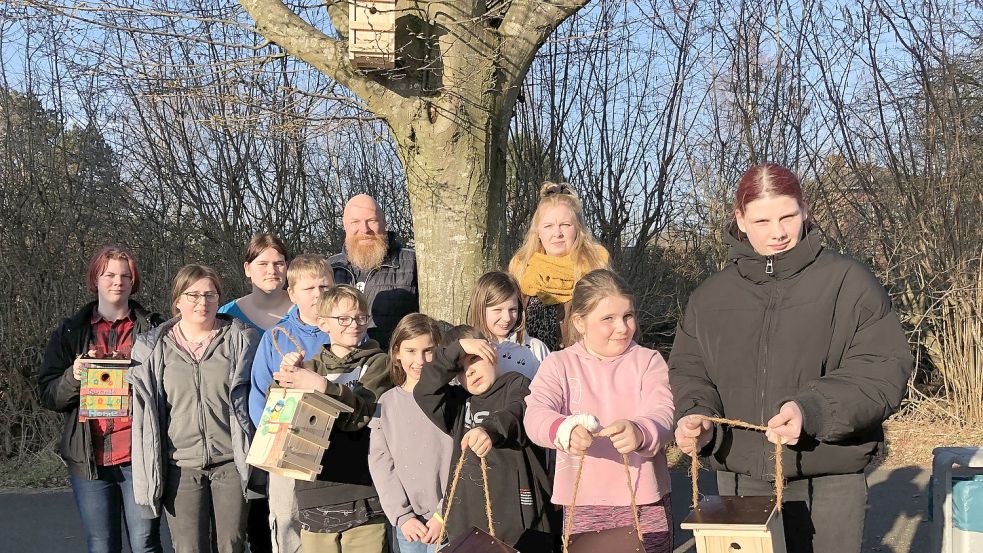 Jugendliche und Kinder haben Nistkästen gebaut, die von Raupen-Fressern bezogen werden sollen. Foto: Vogt