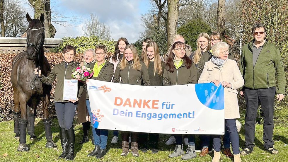 Als „Vereinsheldin“ wurde die Amazone des Reit- und Fahrverein St. Georg Altenoythe Kampe Aneta Dullweber (li) aus Harkebrügge vom Landessportbund Niedersachsen ausgezeichnet. Danke sagte auch der Vorstand des Reitvereins. Foto: Passmann