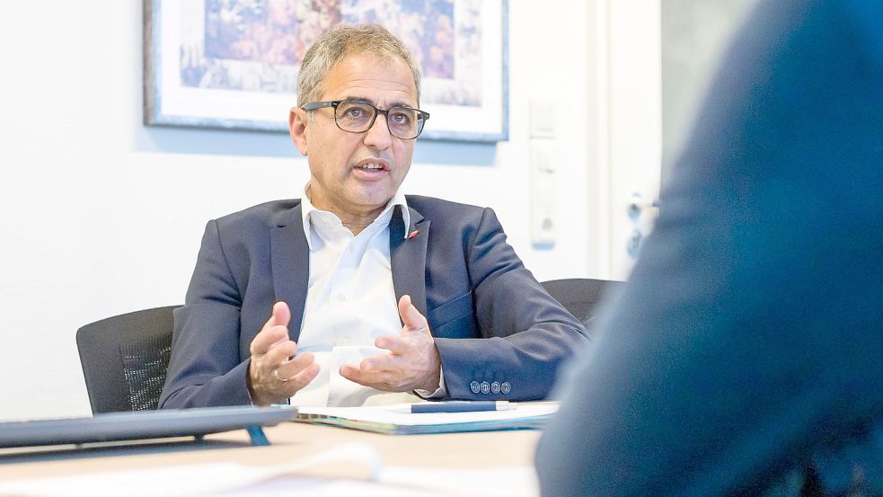 Erhebt klare Forderungen: Mehrdad Payandeh, Vorsitzender des DGB-Bezirks Niedersachsen/Bremen/Sachsen-Anhalt. Foto: DGB Niedersachsen