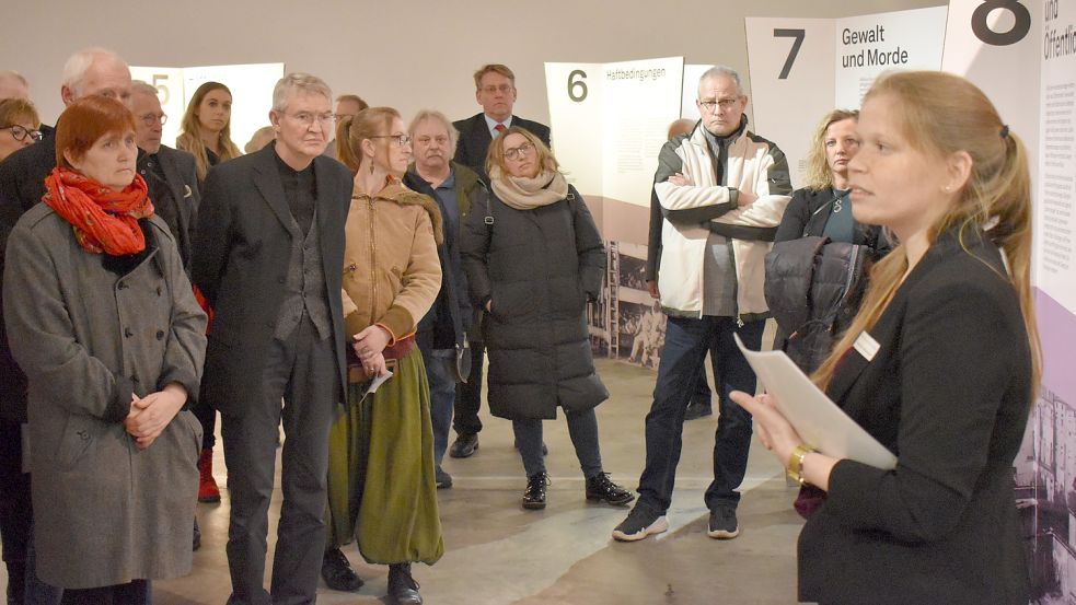 Die Leiterin der Gedenkstätten-Pädagogik in Esterwegen, Jacqueline Meurisch (rechts), führte die Gäste während der Eröffnung durch die Ausstellung „Auftakt des Terrors – Frühe Konzentrationslager im Nationalsozialismus“. Fotos: Zein