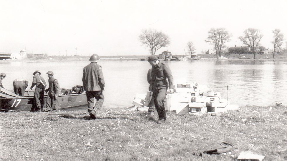 28. April 1945: Fachleute der kanadischen Armee entfernen Minen am Emsufer. Deutsche Soldaten hatten das Ufer gegenüber von Leerort vermint, um den Vormarsch der kanadischen Soldaten aufzuhalten. Bild: Staatsarchiv Aurich