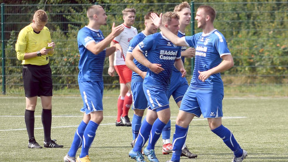 Die Esenser (vorne links Jan-Hendrik Keiser, rechts Frank Til) wollen auch am Saisonende jubeln. Sie sind der Topfavorit auf die Bezirksliga-Meisterschaft. Ärgster Verfolger ist der SV Großefehn (hinten Arne Sievers). Foto: Doden, Blomberg