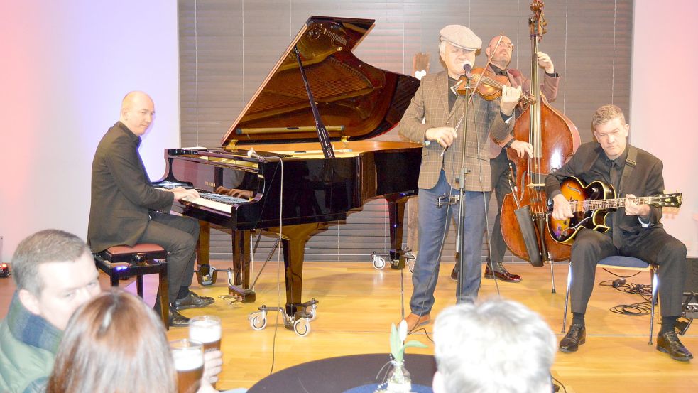 Chris Hopkins (am Klavier) kam mit befreundeten Musikern nach Rhauderfehn. Foto: Weers