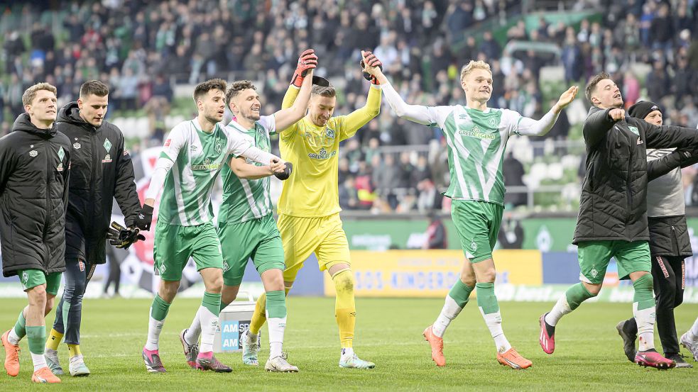 Würden natürlich nur zu gern auch nach dem Spiel beim FC Augsburg mit ihren Fans jubeln: die Bundesliga-Fußballer des SV Werder Bremen. Foto: imago images / Sven Simon