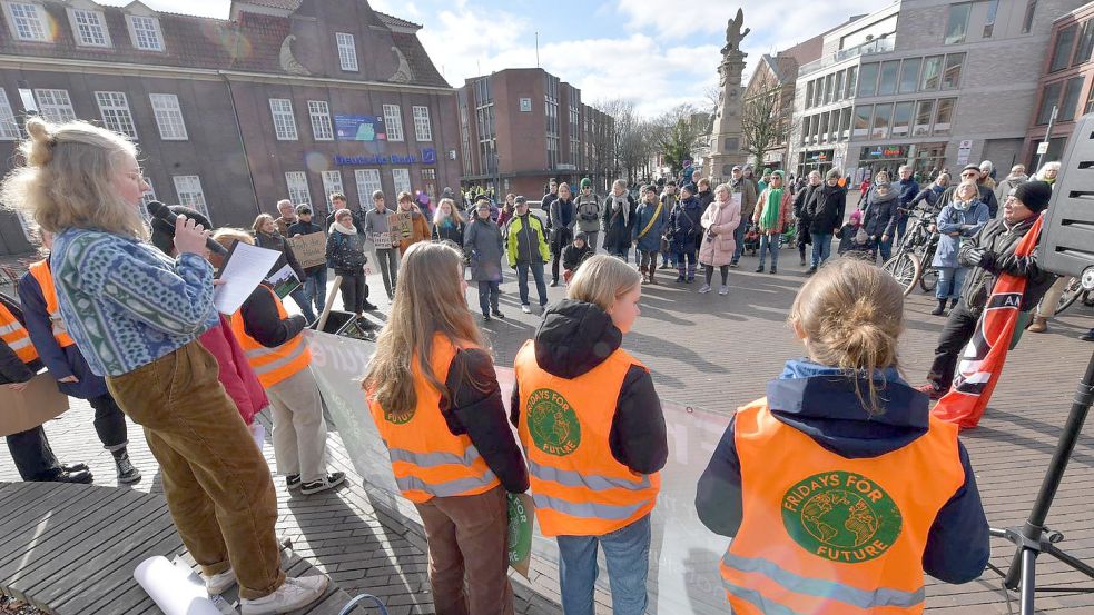 Die Demo in Leer startete am Denkmalsplatz. Foto: Ortgies