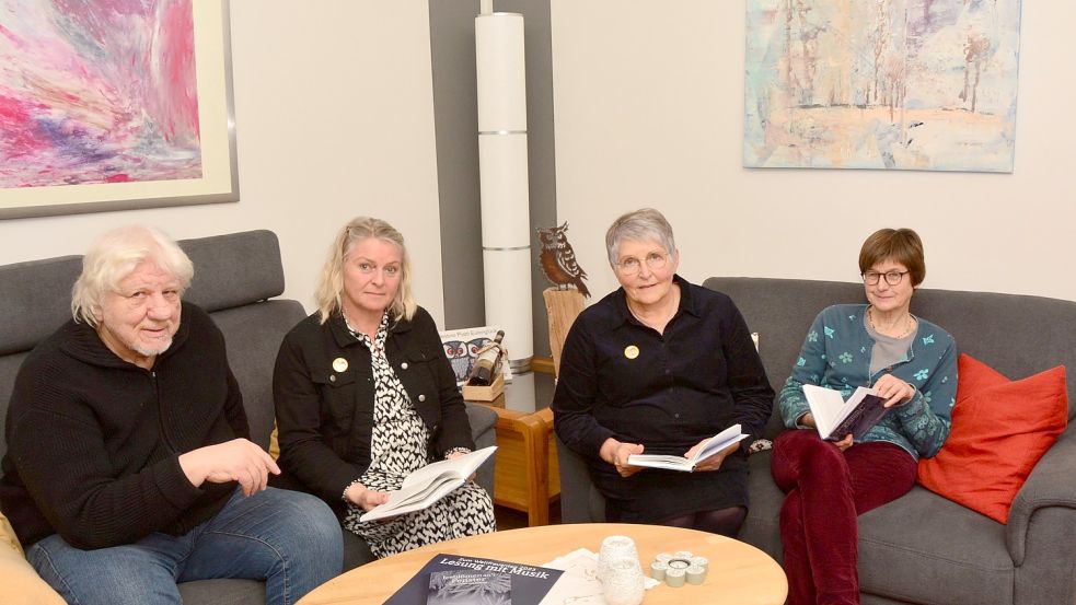 Im Wohnzimmer von Angelika Seidel in Leer trafen sich (von links) Gerd Brandt, Edith Büscher, Hanna Fahnster und Angelika Seidel, um ihre gemeinsamen Lesungen zu besprechen. Foto: Eden