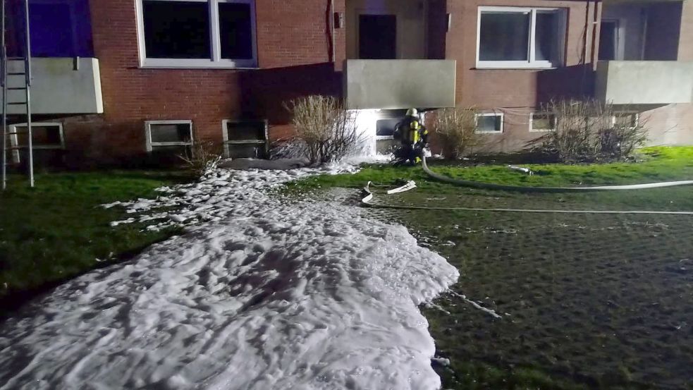 Die Feuerwehr bekämpfte das Feuer im Keller des Wohnblocks mit einem Schaummitteln, weil sie zunächst wegen der Hitze von innen nicht vordringen konnte. Foto: Feuerwehr