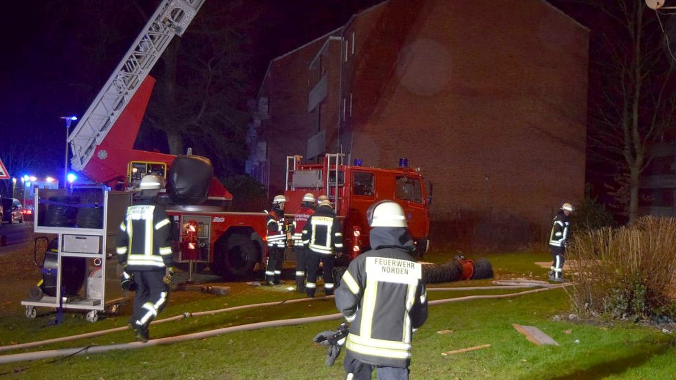 Zur Rettung der Bewohnerinnen und Bewohner setzte die Norder Feuerwehr ihre beiden Drehleiterwagen ein. Foto: Feuerwehr