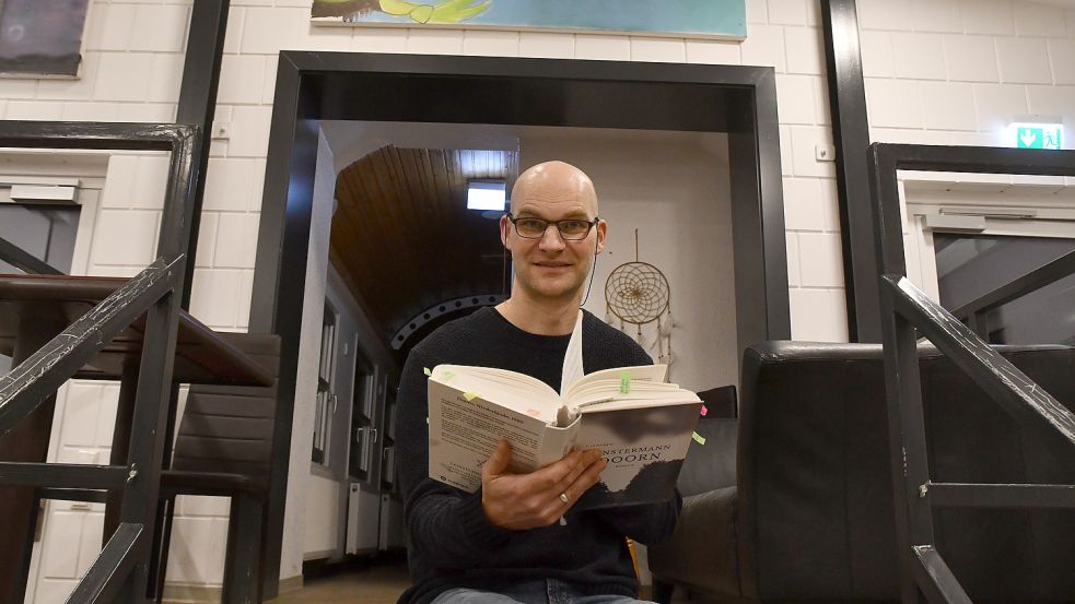 Torsten Janssen las aus seinem Roman „Leinstermann in Doorn“ in Ostrhauderfehn vor. Foto: Scherzer