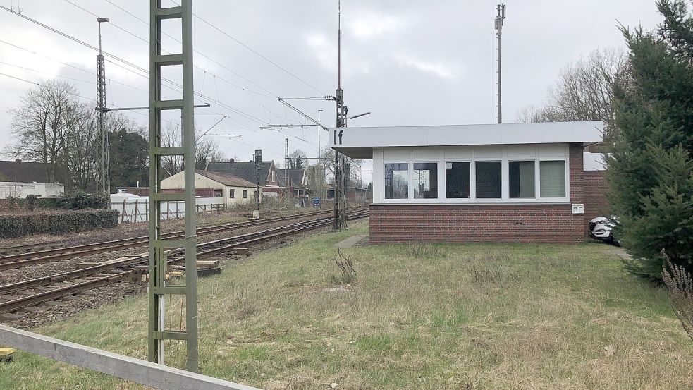 Im Bereich des ehemaligen Ihrhover Bahnhofs – das Bild zeigt das Stellwerk und die Gleise bei der Deichstraße – will die Deutsche Bahn für die Umsetzung der Schnellzugverbindung Wunderline Arbeiten durchführen. Foto: Ammermann