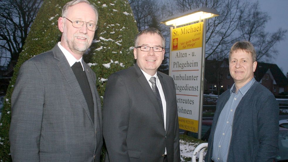 Gunnar Evers (Mitte) wurde von Pfarrer Ludger Fischer (von links) und Ralf Weßels im Jahr 2019 vorgestellt. Archivfoto: Passmann